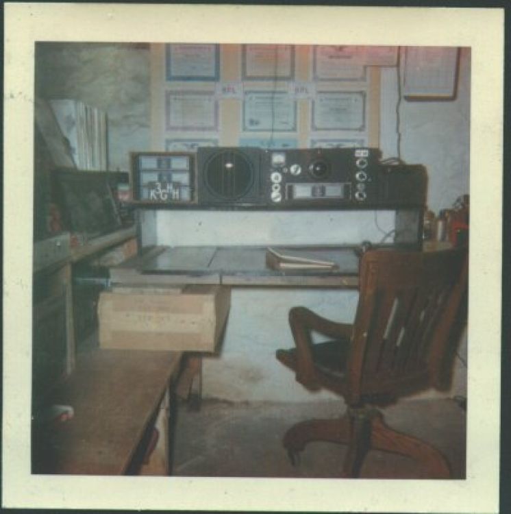 Another rearrangement, with the operating position now facing the shack door.
