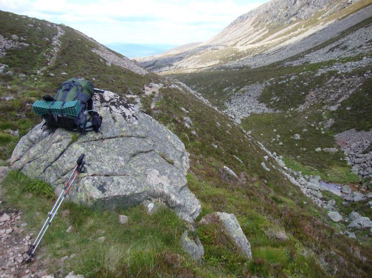 At my noon lunch stop, this looks back (north) the way I'd come. The path crossed the river at 11:30, so I'm now on its west side. My day's destination, Corrour Bothy, is 7.2 km ahead. 