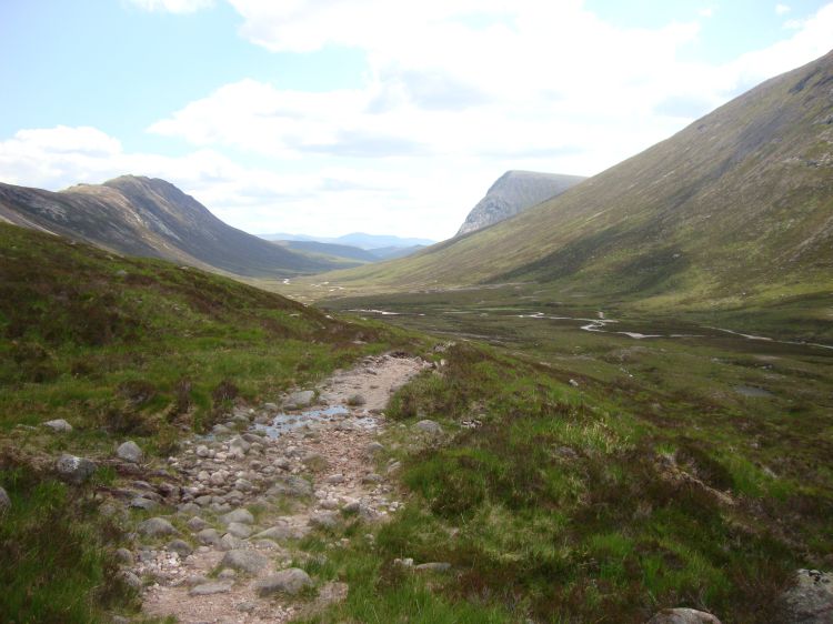 At 2:15 I'm descending from the pass toward the bothy, 3 km ahead and on the other (west) side of the river. I'd just turned onto its path,at 3:25, when I saw my first Scotland snake: a healthy looking black adder! It quickly disappeared into the heather, and I reached the bothy at 3:40 PM.
