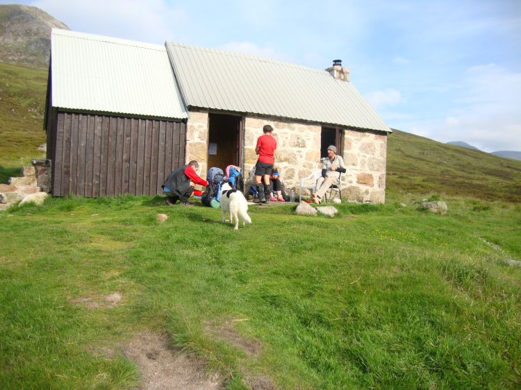 July 4, 2011 (Day 39 of my trip): a rest ("zero") day for me at Corrour Bothy! I'd shared it with two parties: Mick (chair), Jane (wall), and Frieda (the border collie); and a Flemish woman (red shirt) and her son (~25 yrs old, at left).