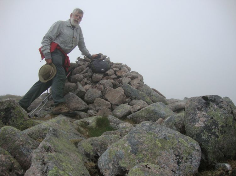 About 45 minutes north of the T, I reached the summit cairn of Coire en Saingdear. I paused briefly for a GPS reading and a drink, then continued north along an increasingly faint path among these boulders.
