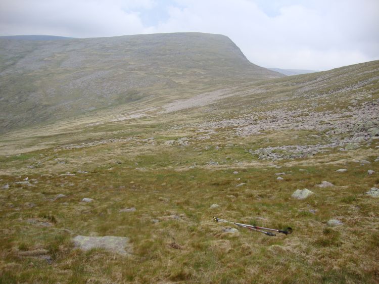 At 1:00 PM I had veered west, not believing the trail stuck to that sharp rocky ridge and following some patches of sandy dirt that often seemed to be parts of trails. But when I reached this point I decided I'd lost my way, that I'd cancel the Cairn Toul idea, and hoped I could find my way back.