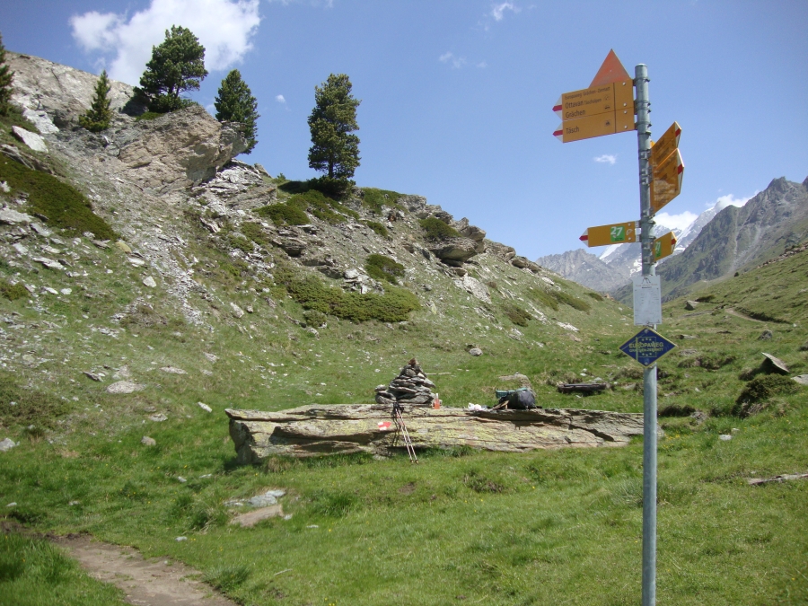 Here's my first day's lunch stop, showing the blue diamond Europaweg marker and the "Alp Trekking #27" route sign with which it coincides.