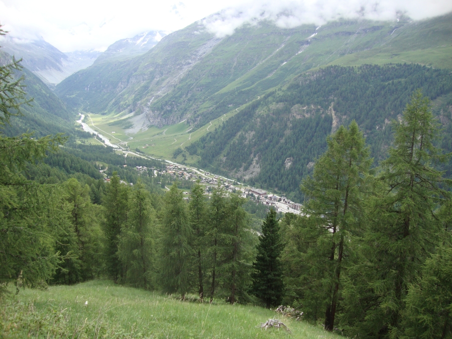 Just before 4:00 PM, here's a good shot of Zinal. It was 40 minutes later that I emerged onto its main street. It took only another 10 minutes to land in my room in the Hotel du Trift.