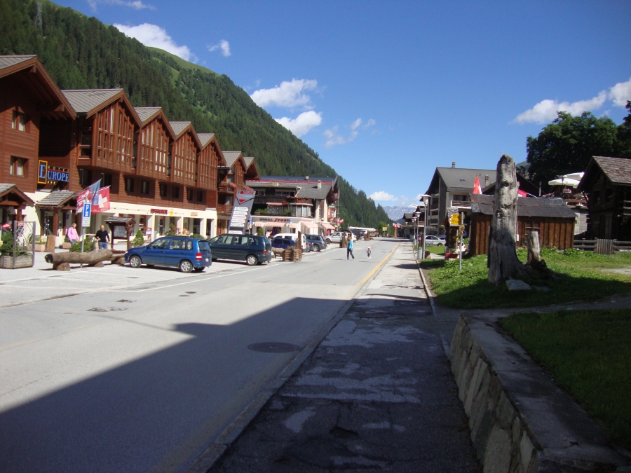 Sauntering around Zinal Saturday morning, I took this shot looking north along the main street (Rue de cinque 4000). It's like a miniature Zermatt.