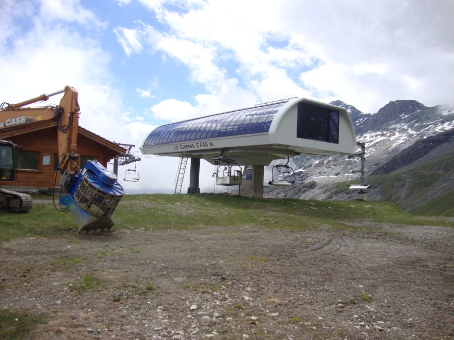 Another 220m of ascent brought me to the top of this Le Chiesso ski lift, at 12:20 PM.