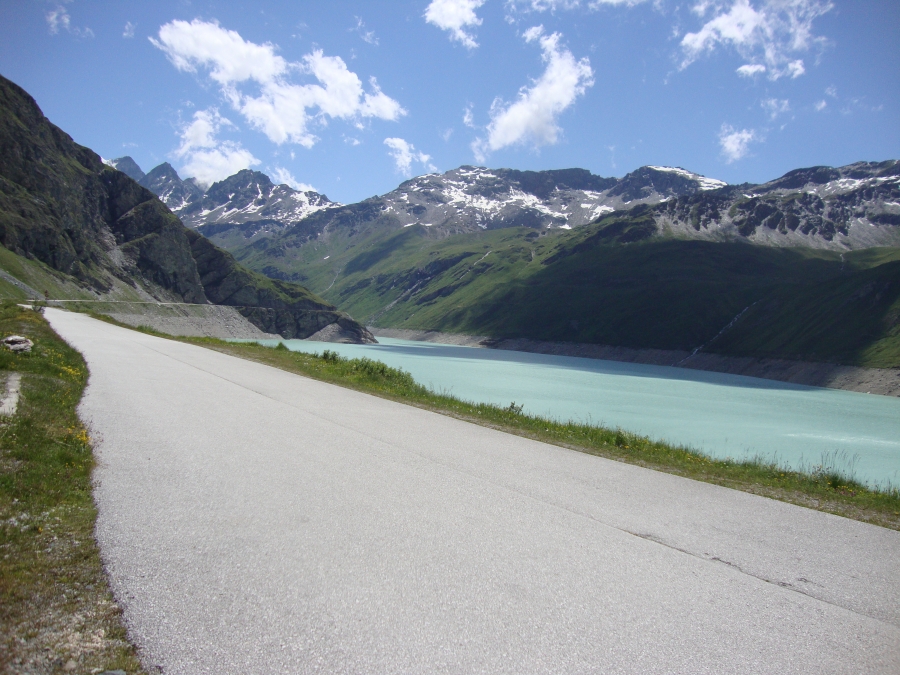 At 2:15 the sign on my intended trail, "2500m Tour," said Cabane de Moiry was 4 hours! The English couple said it was much faster by the road. After descending 600 meters from the Col, I arrived here at 2:45 PM and headed south.