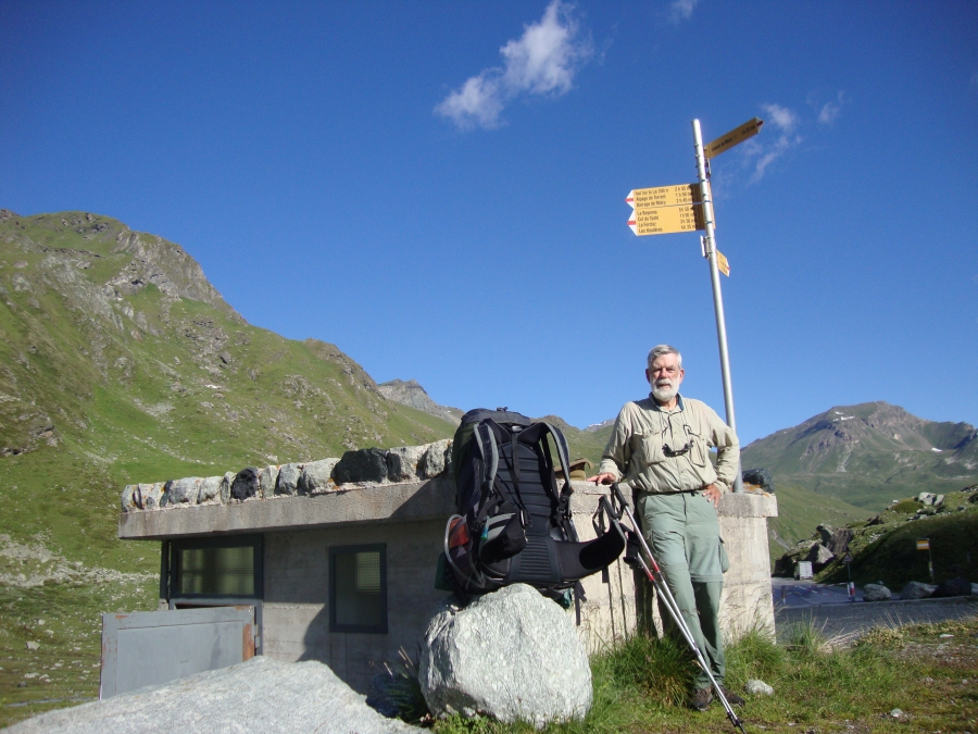 In just short of 2 hours, I was safely down at the "Glacier Parking Area" and the little "Buvette du Glacier" snack shop. The trail west, through Col du Tsate to La Sage, begins its ascent here.