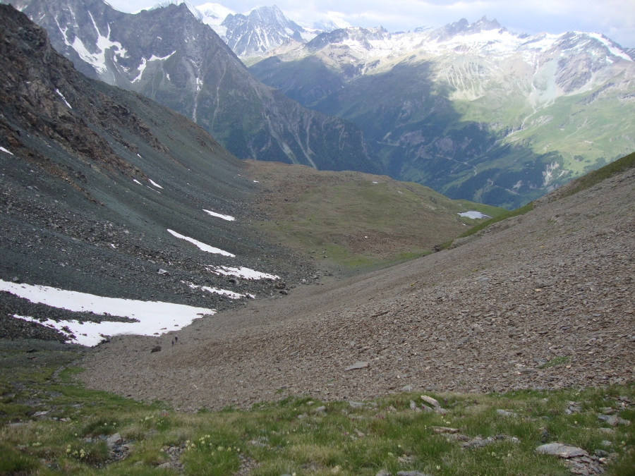 ...and this looks west, down off the Col the way I'm going. Two hikers who left just as I began my lunch can be seen just to the right of the snow patch.