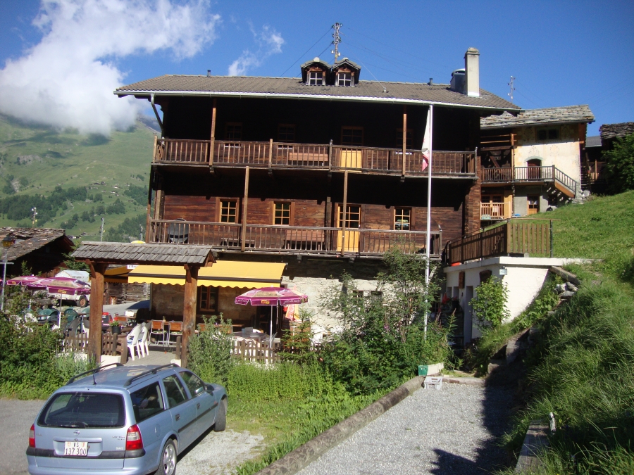 This is L'Ecureiul, 9:00 AM on July 11. I'm strolling around La Sage, enjoying my rest day. I liked this place! The vegetarian dinners were excellent.