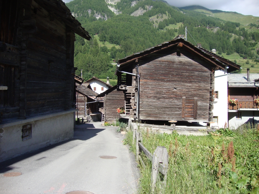 At 10:00 I'm coming into Les Hauderes... where I became quite confused. A kind man, seeing me studying my map, directed me to the trail out of town toward La Gouille.