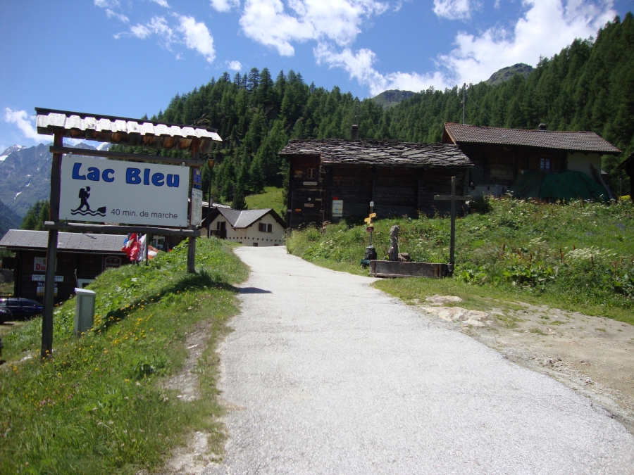 Here's a wider shot of La Gouille. About 1:00 PM I started on that "40 min." hike up to Lac Bleu.
