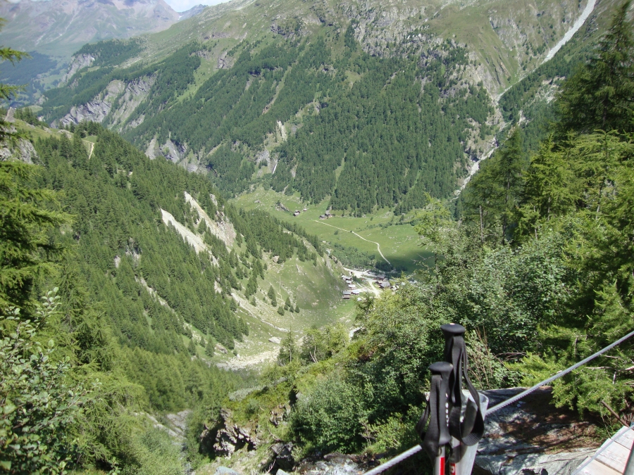 A trail intersection at 2:20 offered a low route and a high "chemin difficile" path to Arolla. I chose the latter, and 15 minutes later crossed two footbridges and took this photo.