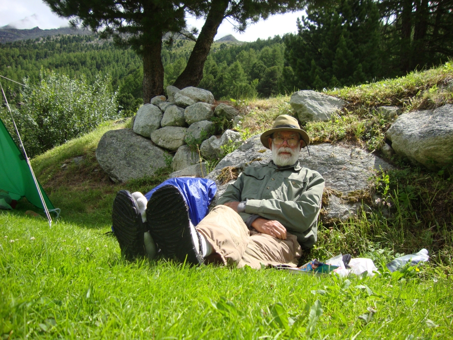 These stones offered pretty good back support for my Sunday (July 15) lunch. I sometimes sat at the top of the bank, to let my legs hang down... no back  support there, of course. Take your pick; it's one or the other here.