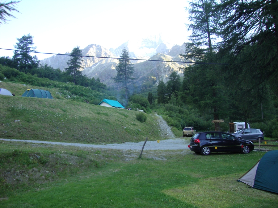In my 5 days here I walked to town several times and took other short walks. I found the valley route (2 hrs.) to Les Hauderes (near the Hotel Tza, which advertises pizza), among other things. I considered longer day hikes, but frankly I was tired.