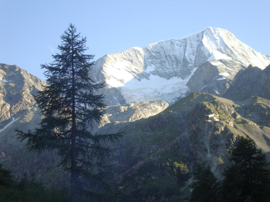 The man camped near me (white cabin tent) took a day hike to this glacier, and said he and his wife had been guided along the ridge to the peak! For his 60th birthday his children gave him a guided trip to the summit of Matterhorn! I gave him my remaining fuel when I left.