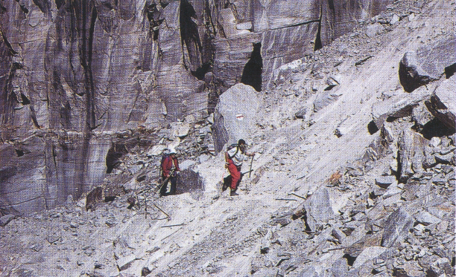 Grosse Graben combe, as shown in Reynolds (p. 205). I was traveling in the opposite direction from these hikers, and, once across, was too shaken to think about taking a photo. 